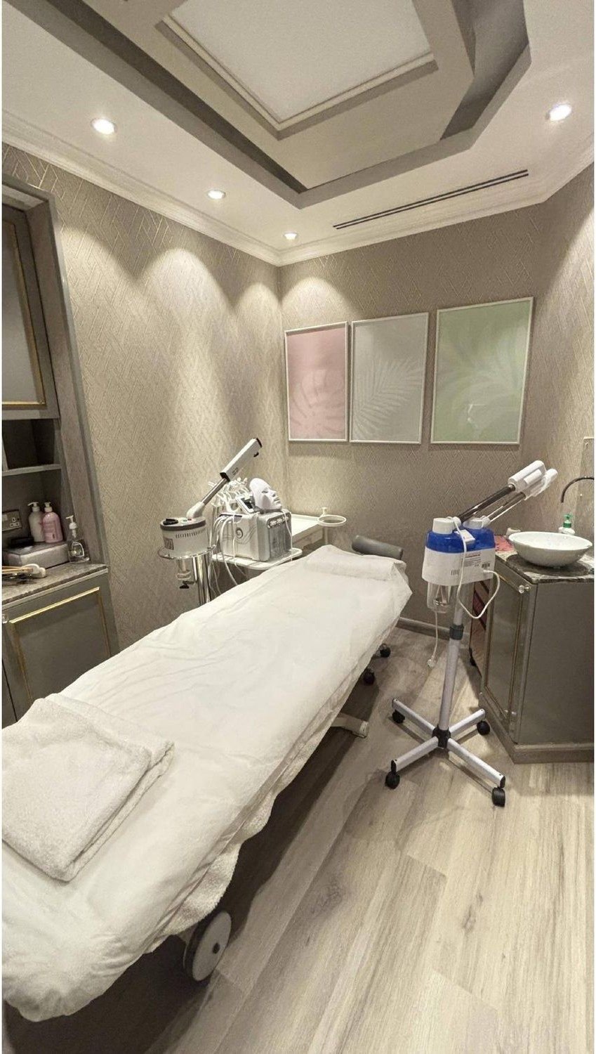 Front Row Beauty Salon, detail